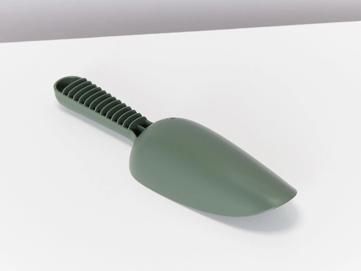 Elho Recycled Plastic Soil Scoop - Image 3