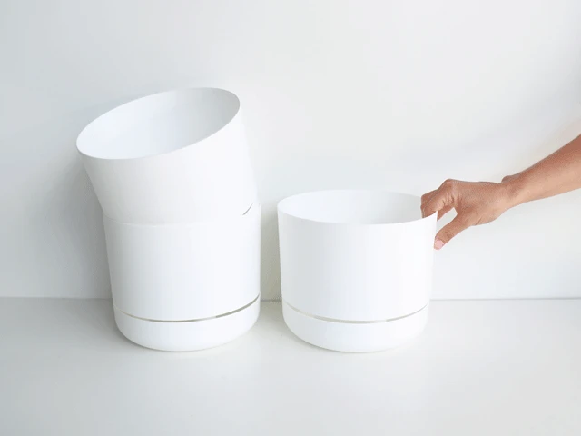 White Selfwatering Pots 215mm - Image 3